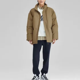 Chaqueta de plumón con cremallera y letras estampadas de la serie Sport Lifestyle «Tan»