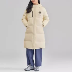 Chaqueta larga de plumón con letras estampadas «Beige»